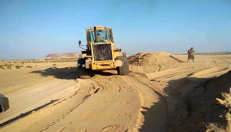 صندوق صيانة الطرق بشبوة يعيد فتح طريق الحامية – رضوم
