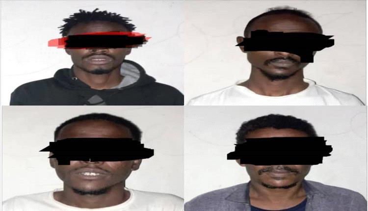 قسم شرطة الخضراء التابع لأمن لحج يطيح بعصابة متخصصة في استدراج المواطنين ونهبهم داخل "باص دباب"
