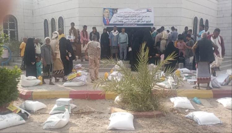 بتوجيهات الرئيس الزُبيدي.. منسقية الانتقالي جامعة أبين توزع السلال الغذائية على منتسبي وموظفي الجامعة