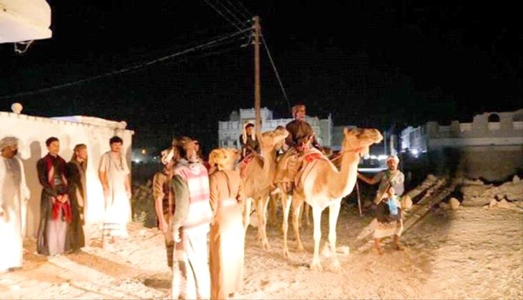رحالة من شبوة يجسدون تراث البادية في رحلة على ظهور الإبل إلى المهرة