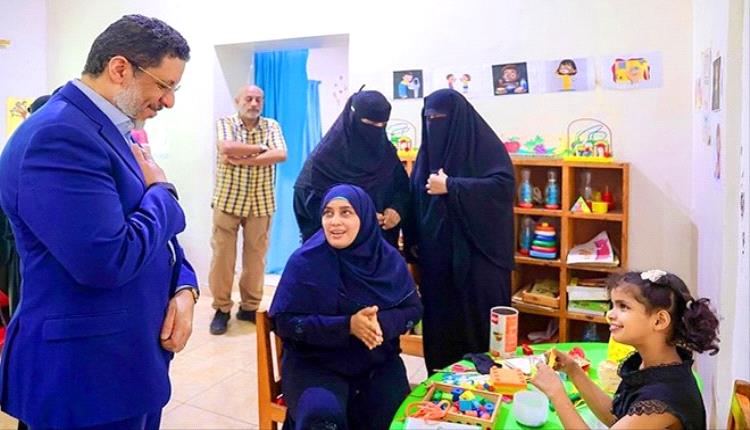 رئيس الوزراء يوجه بتوسيع خدمات رعاية أطفال الشلل الدماغي في عدن
