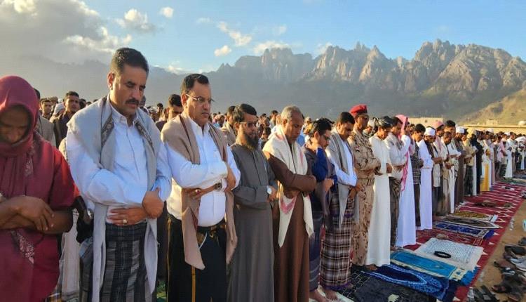 محافظ سقطرى يؤدي صلاة العيد في حديبو