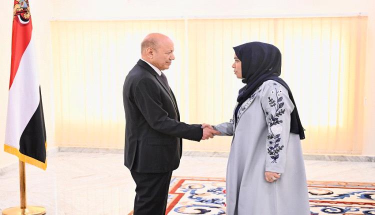 العليمي يؤدي صلاة العيد في عدن ويستقبل المهنئين