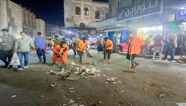 عمال النظافة في عدن.. وجه العيد الحقيقي