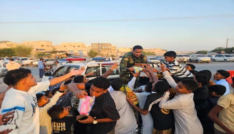 أمن الشحر ينفذ خطة تأمين العيد ويوزع هدايا للأطفال