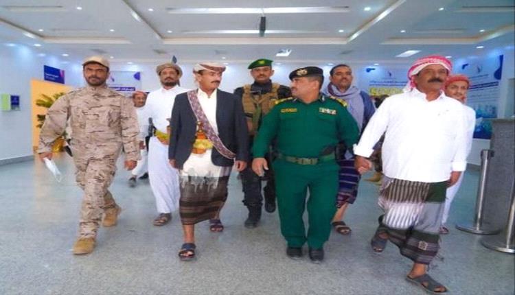 محافظ شبوة يتفقد المستشفيات ويهنئ الطواقم الطبية بعيد الفطر
