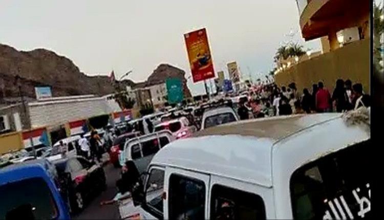 ازدحام مروري خانق في عدن يعطل حركة السير