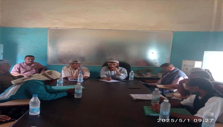 مدير التربية والتعليم طورالباحة يجتمع بمشرفي مراكز الإمتحانات .
