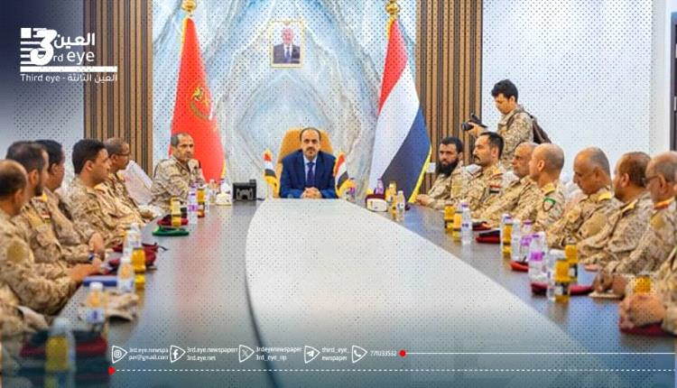 وزير الإعلام "يحرر" الجبهات، بينما تنتظر وزارته "من يحرر مكتبها" في عدن!