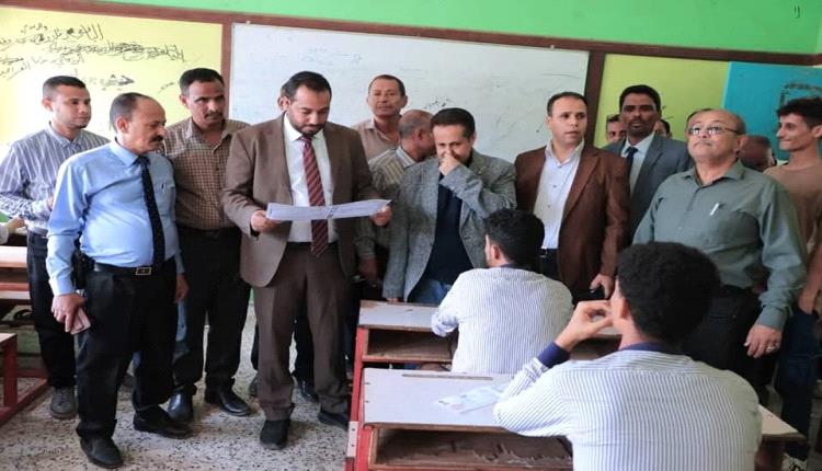 وزير التعليم يدشّن الأسئلة.. والطلاب يبحثون عن الإجابة في الذاكرة الخاوية