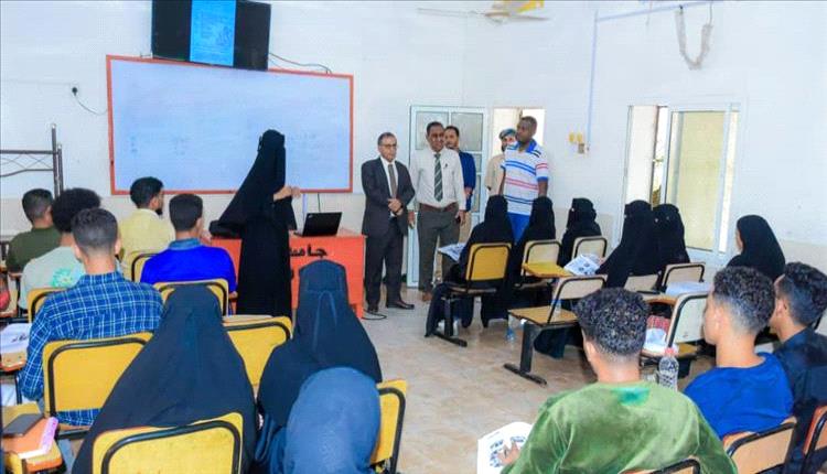 رئيس جامعة عدن يتفقد سير الدراسة للفصل الثاني في عدد من الكليات
