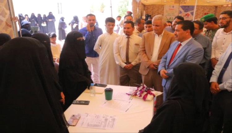 مدير الوسائل والتقنيات التعليمية بمكتب التربية والتعليم يطلع على معرض المهارات بكلية البنات جامعة سيئون.