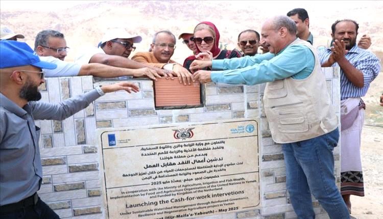 وكيل حضرموت ونائب السفير الهولندي ووفد الفاو يزورون مشروع إنشاء حاجز تحويلي لقناة النغيلية 