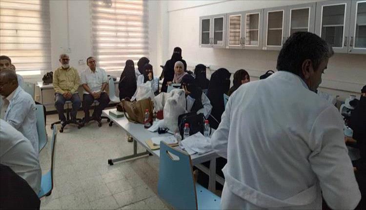 كلية الصيدلة بجامعة عدن تنظم دورة تدريبية في تقنيات الميكروسكوب
