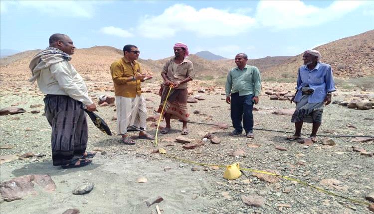 مديري الصحة والأشغال في بروم ميفع يقومان بزيارة لوادي نقب لتحديد موقع بناء وحدة صحية .
