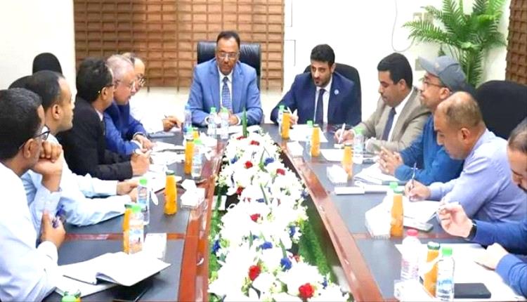 عدن تُحمِّل الجمارك إلى الهاتف: "كاك بنكي" بوابة الإيرادات في زمن الانهيار