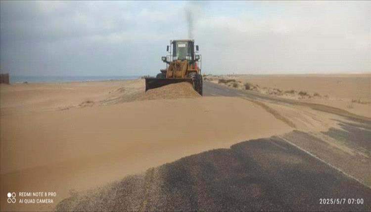 بدء أعمال الصيانة وإزاحة الرمال بالطريق الدولي المكلا - عدن
