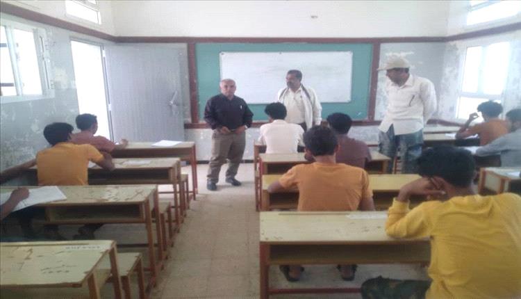 مدير تربية لودر يتفقد المراكز الاختبارية بثانويات الحضن واماجل والكيال
