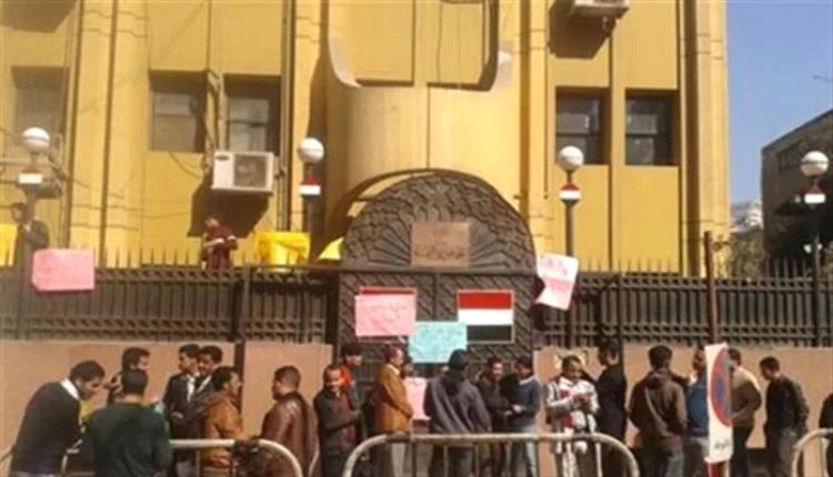 السفارة اليمنية في القاهرة تندد بحملات التشويه وتلوّح بملاحقات قانونية