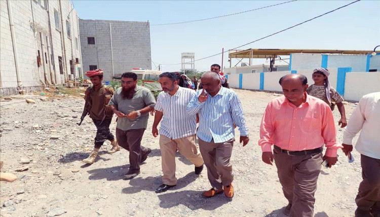 رئيس انتقالي أبين يزور مستشفى زنجبار ومركز العزل الصحي
