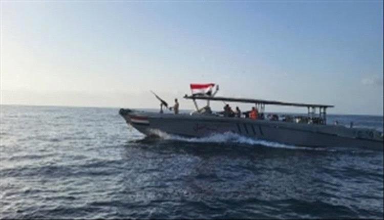 خفر السواحل يتسلم مهربين يعملون لصالح ميليشيا الحوثي قادمين من إيران
