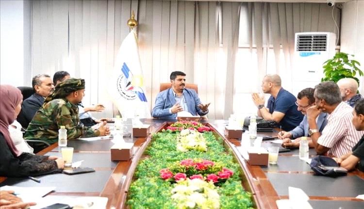 مدير عام مطار عدن الدولي يلتقي مع وفد الإنتربول الدولي
