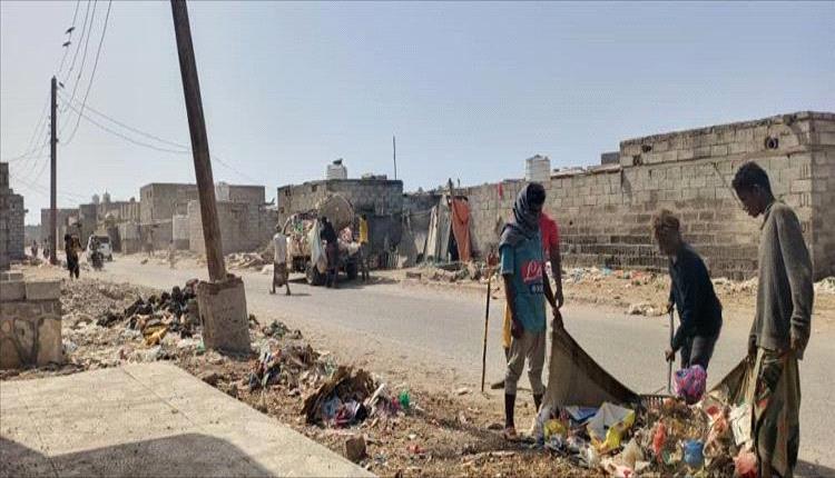 حملة النظافة تواصل عملها في الشارع الرئيسي لسوق مدينة شقرة بأبين
