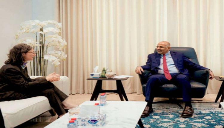 الرئيس الزُبيدي يناقش مع سفيرة فرنسا مستجدات الوضع الإنساني في بلادنا