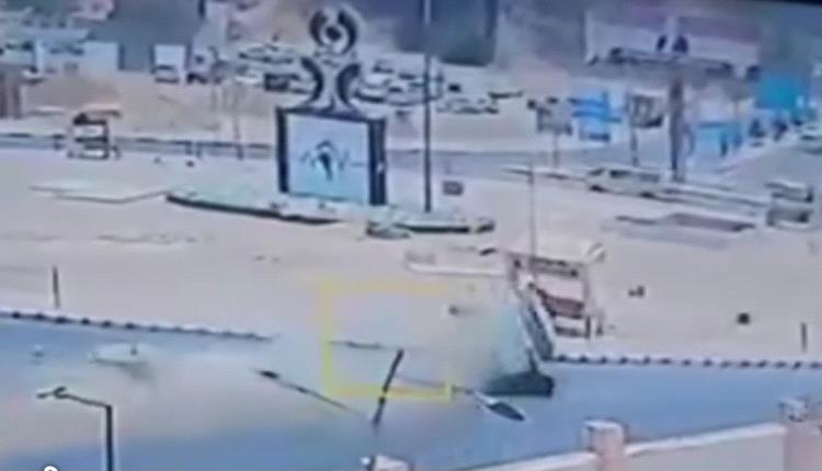 حادث مروع بالمعلا.. سيارة لاندكروزر تطيح داخل الجولة وكاد مواطن يفقد حياته