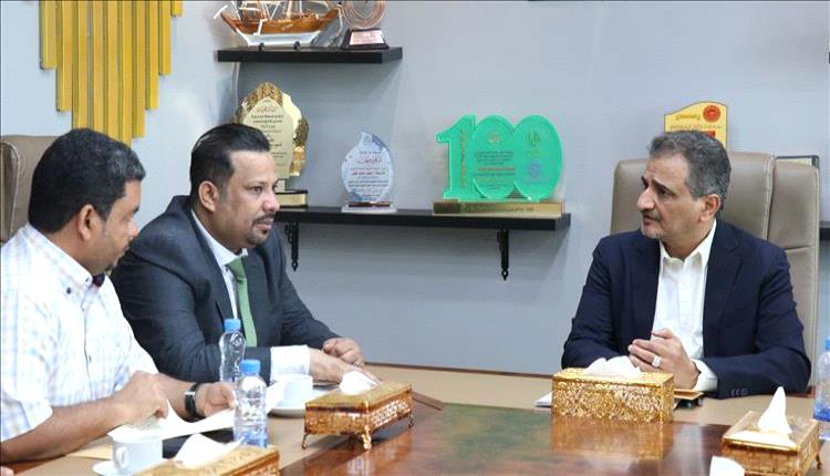 السلطة المحلية بعدن توقّع عقد مشروع إنشاء خط رئيسي للصرف الصحي مع المؤسسة الاقتصادية اليمنية
