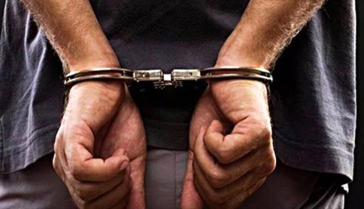 القبض على متهم بإطلاق النار على والدته في المكلا بعد كمين أمني محكم
