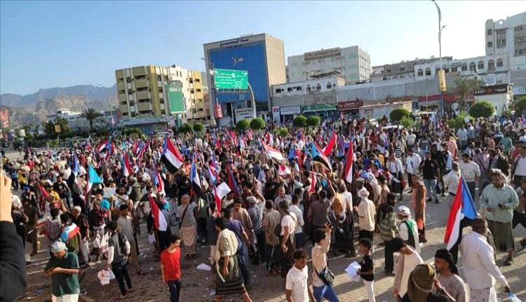 انطلاق تظاهرة رجالية في عدن احتجاجًا على تدهور الخدمات
