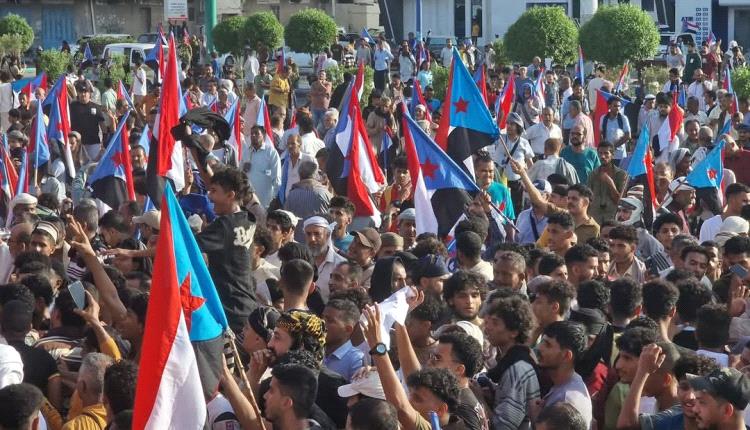 مندسّون يحاولون إثارة الفوضى في تظاهرة عدن.. والأمن يسيطر بحزم