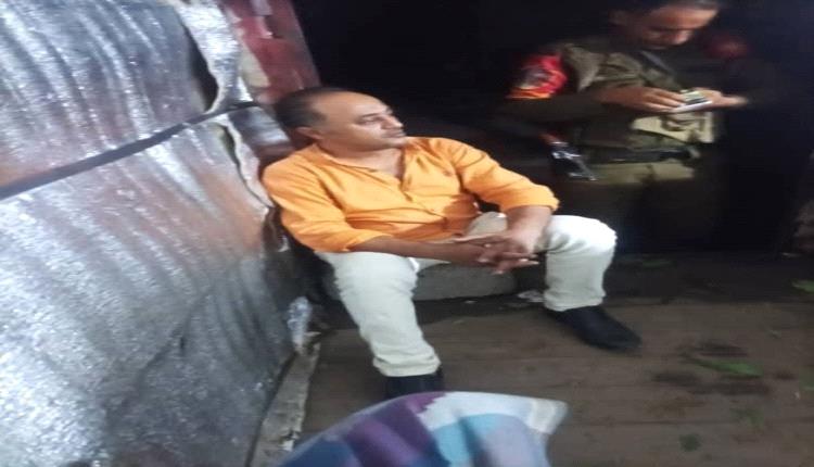 فضيحة "الماء والخمر".. القبض على مسؤول كبير بالشرعية اليمنية وبحوزته عدد من القوارير