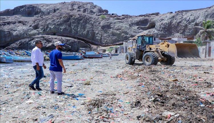 بن جرادي يطلع على أعمال حملة نظافة ساحل صيرة ويشيد بجهود المشاركين
