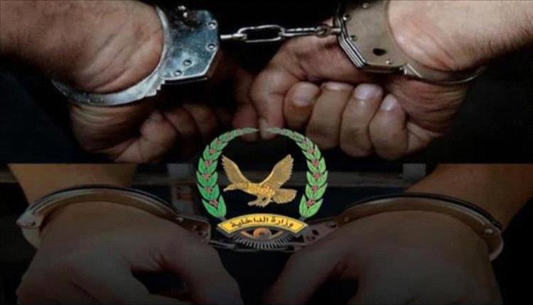 الأجهزة الأمنية في المهرة تلقي القبض على مطلوبين في قضيتي قتل بعدن والحديدة
