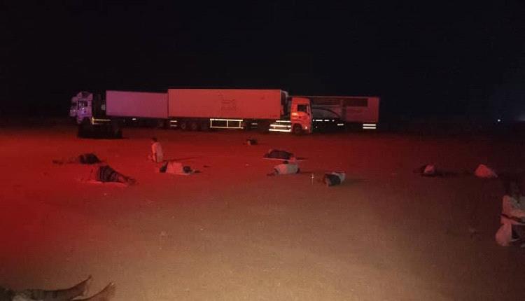 حجاج يمنيّون يفترشون الأرض في الخبت على الحدود السعودية–اليمنية… لماذا تكرّر أزمة النقل البري سنويًا؟