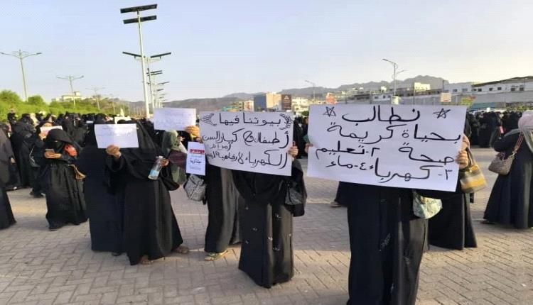 حكومة بن بريك.. تسول الدعم للهروب من مواجهة الأزمات لا حلّها