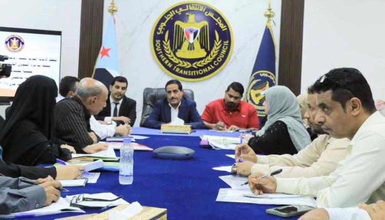عدن: حلقة نقاش حول الحماية القانونية لموظفي القطاع العام والمختلط