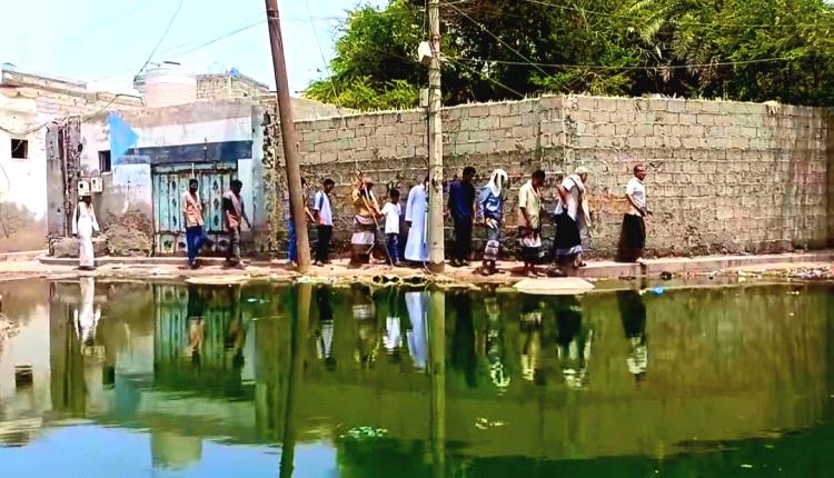 الحكومة "تغرق" في الصمت.. والمجاري تتكفل بالباقي في عدن!