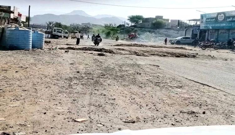 ناشطون ينتقدون تعثر سفلتة طريق الشعيب – الضالع: المواطنون "يأكلون الغبار" منذ عامين