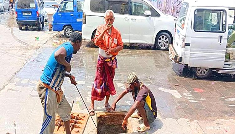 أزمة صرف صحي تغرق التواهي... والعمال يناشدون بأبسط الأدوات