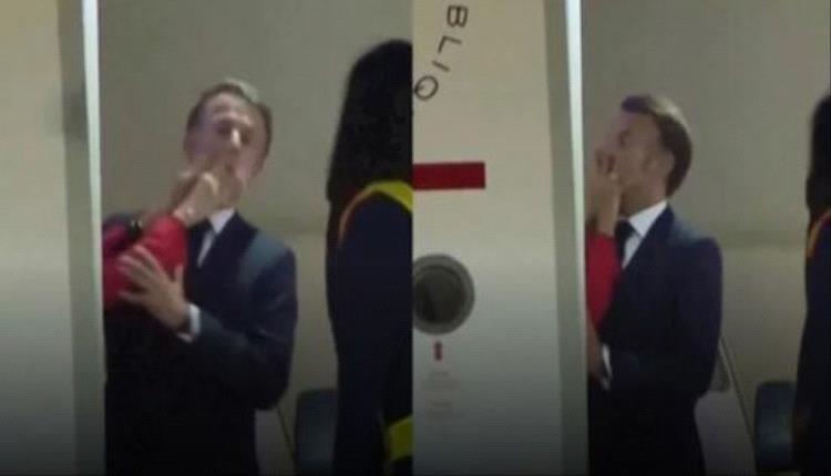 ماكرون يعلق على فيديو زوجته بريجيت تدفع وجهه: "أمازحها وتحول إلى كارثة جيو-كوكبية"