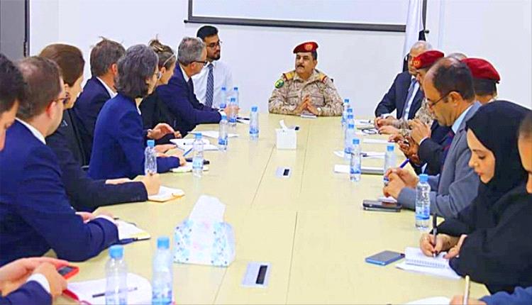 وزير الدفاع يبحث مع سفراء الاتحاد الأوروبي تأمين الملاحة ومخاطر الحوثيين في البحر الأحمر