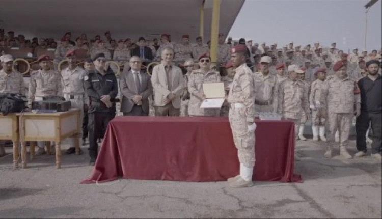 وزير الدفاع يشهد حفل تخرج الدفعة الثالثة في الكلية الحربية بالعاصمة عدن