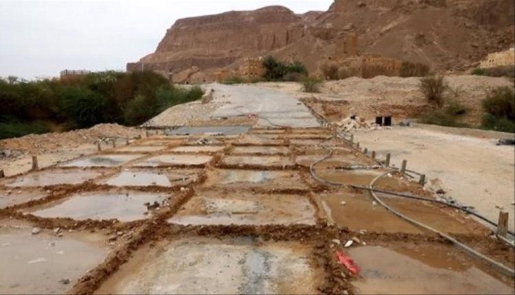 وكيل محافظة حضرموت بارزيق يتفقد مشروع إعادة تأهيل طريق حريضة عمد
