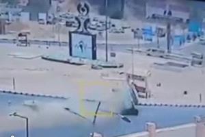 حادث مروع بالمعلا.. سيارة لاندكروزر تطيح داخل الجولة وكاد مواطن يفقد حياته