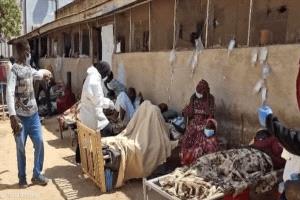 الكوليرا تفتك بالسودانيين ومرضى يتلقون العلاج في الشوارع