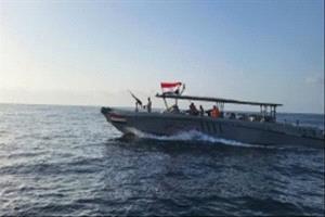 خفر السواحل يتسلم مهربين يعملون لصالح ميليشيا الحوثي قادمين من إيران
