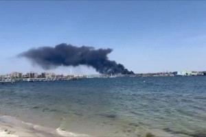 نجاة من كارثة بحرية: حريق يلتهم لنشاً سياحياً